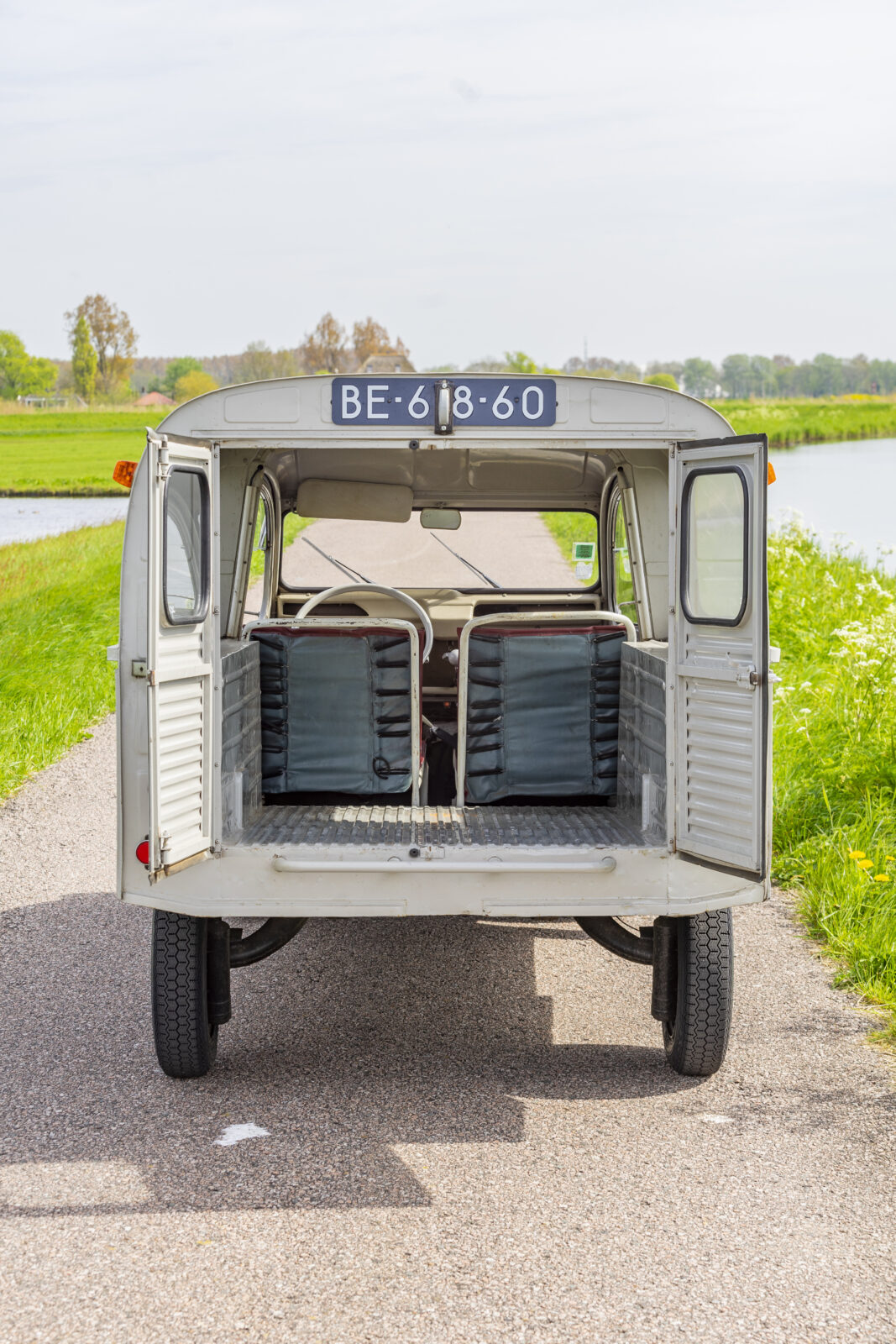 Citroën AK 350 te koop - achterzijde deurtjes open