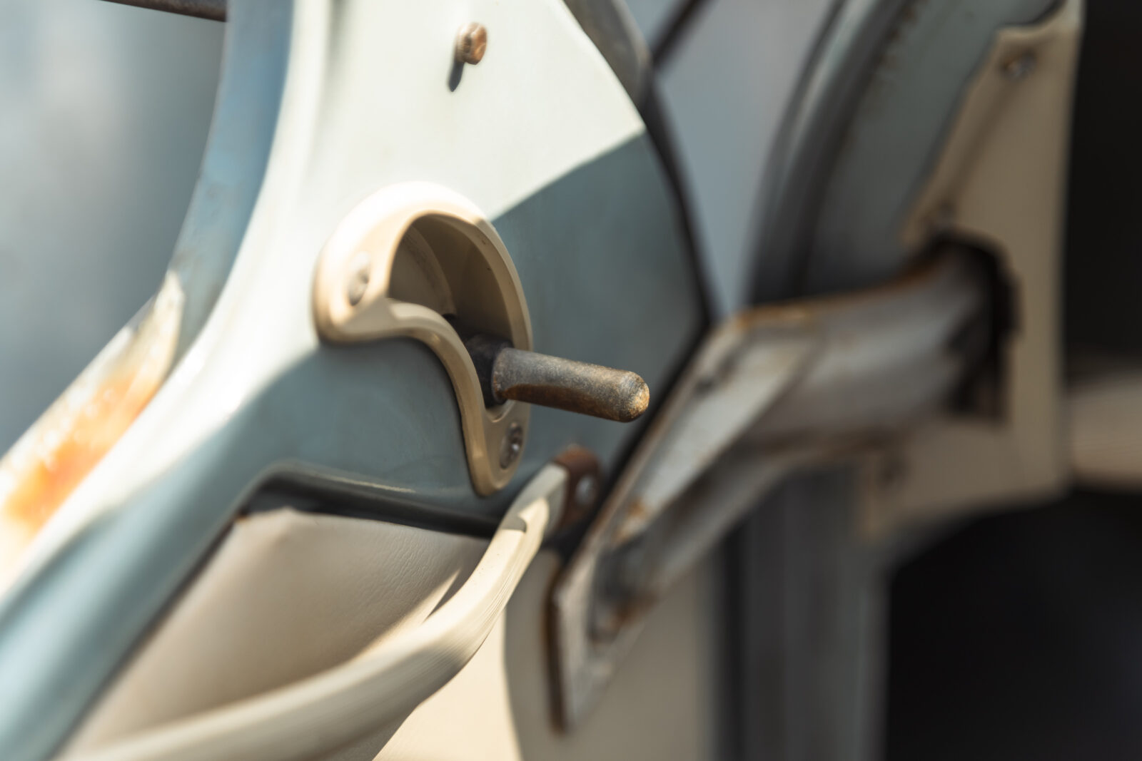 AK 350 (1968) te koop - interieur detail deurgreep