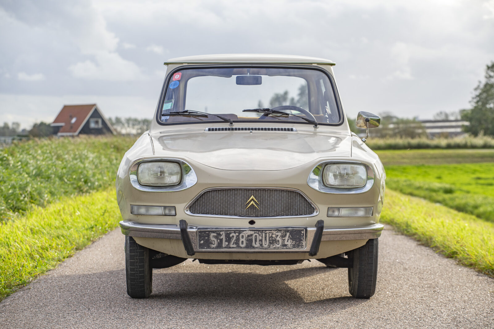 Citroën Ami 8 berline uit 1974 - voorzijde