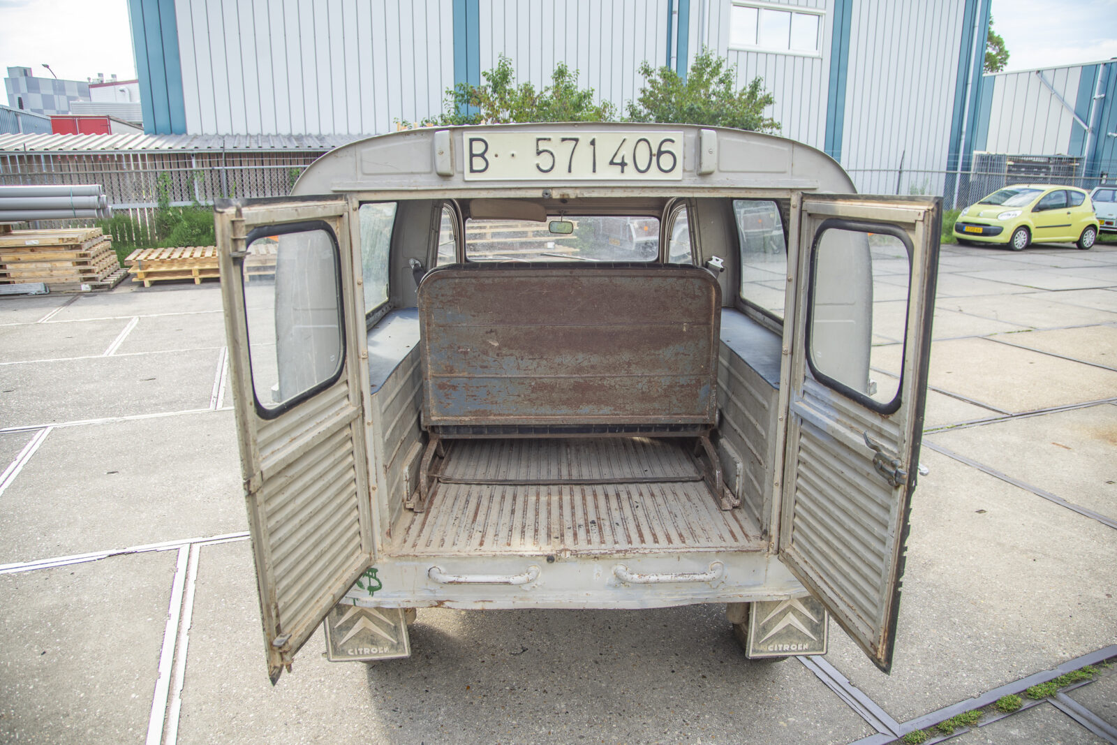 AZU (1966) For sale - cargo space rear view