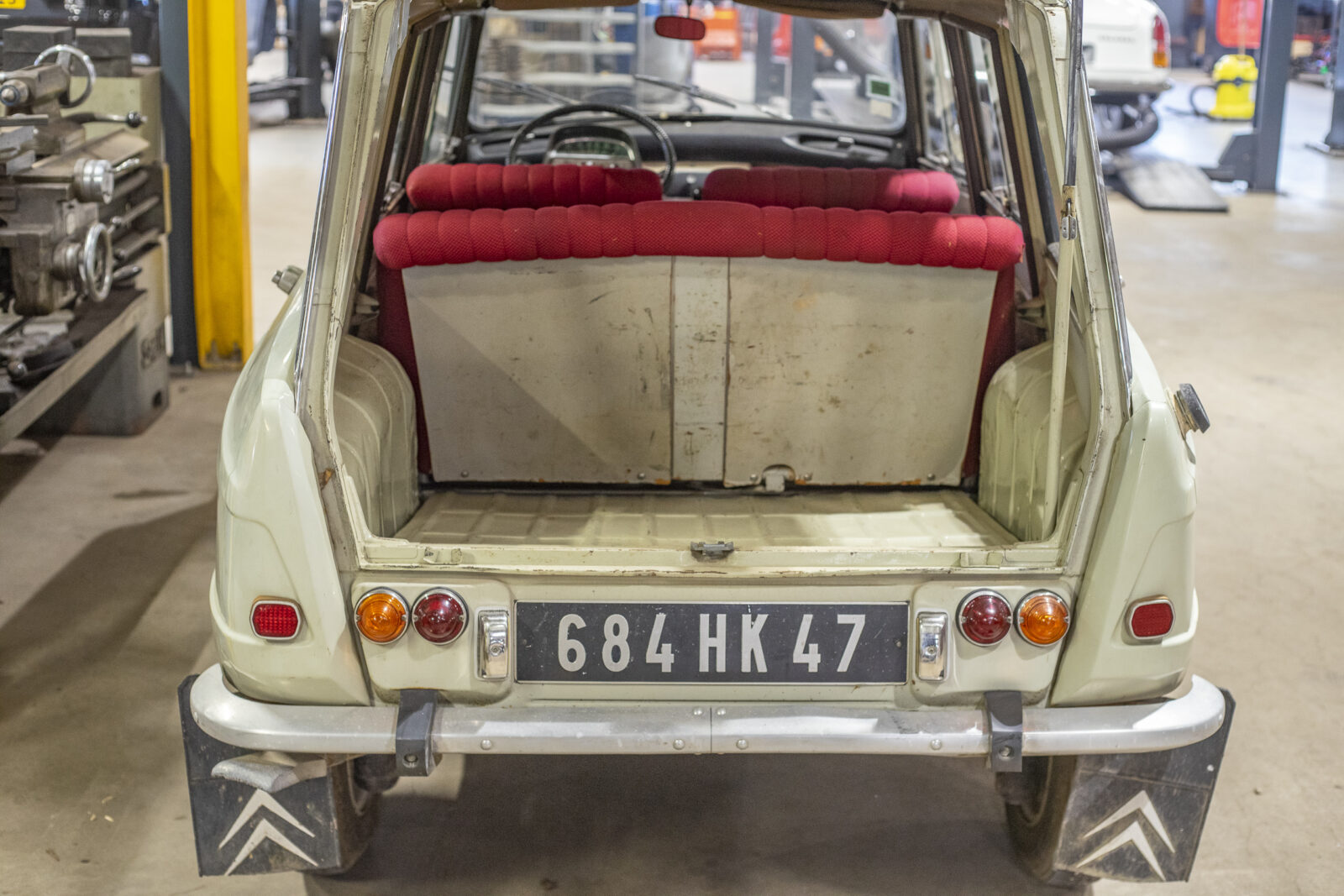 Citroën Ami 6 break (1966) te koop -geopende achterklep