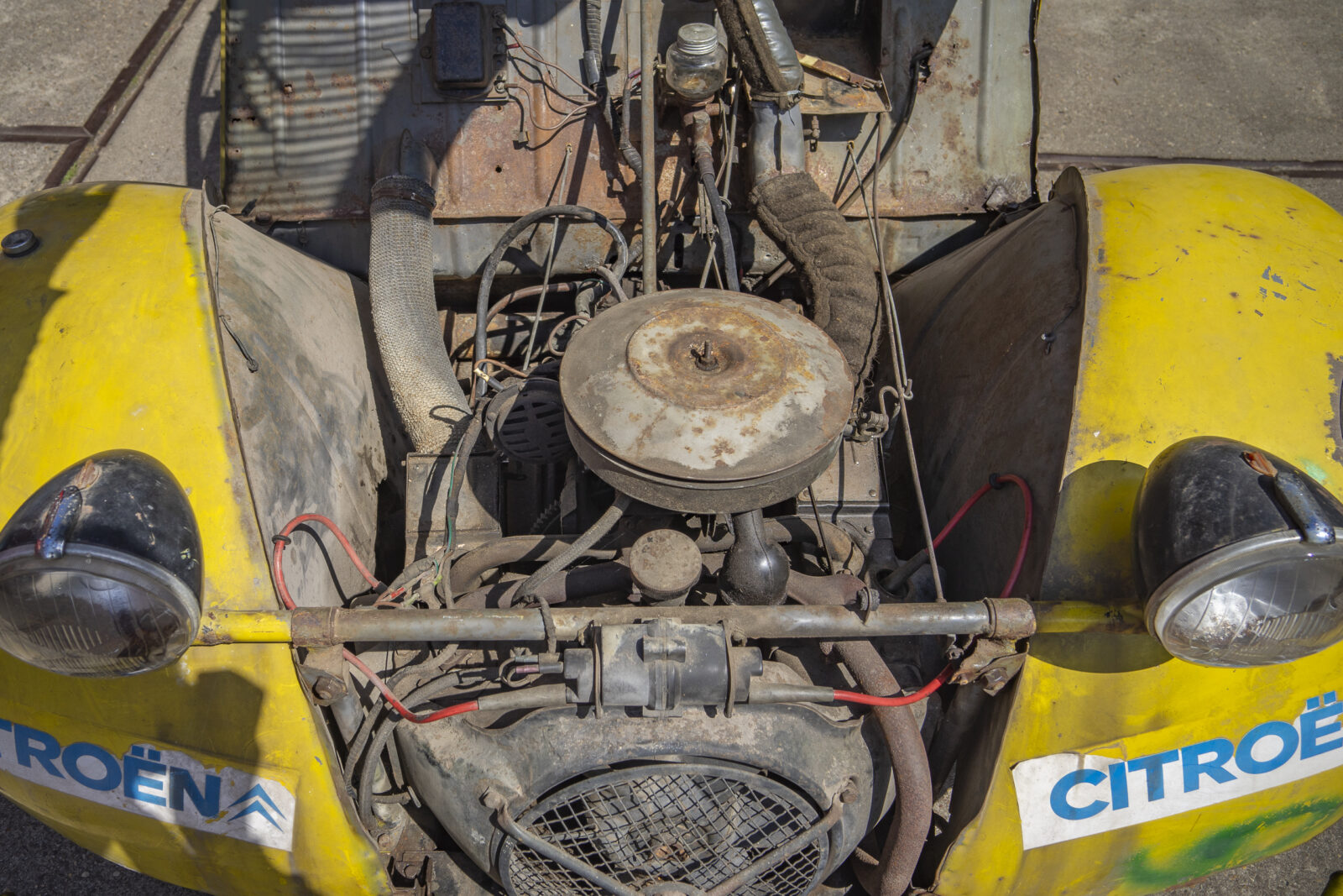 Citroën 2cv 4x4 Sahara in the color jaune service - view of the front engine