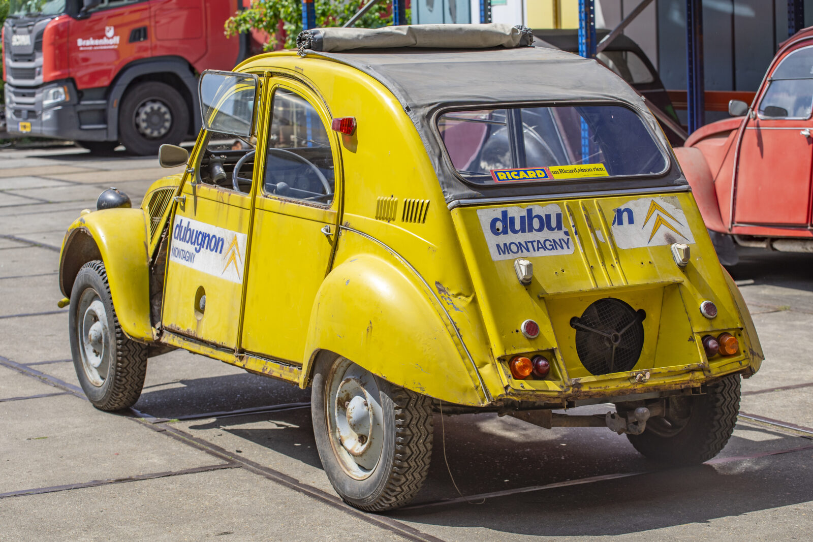 Citroën 2cv 4x4 Sahara in the color jaune service - view from the left rear side