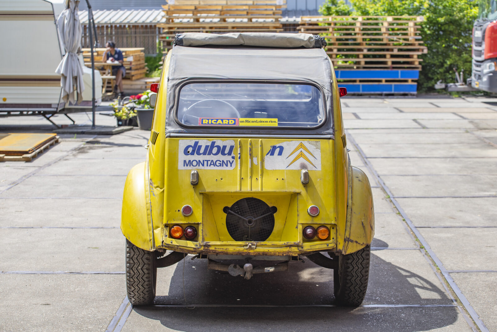 Citroën 2cv 4x4 Sahara in the color jaune service - view from the rear 