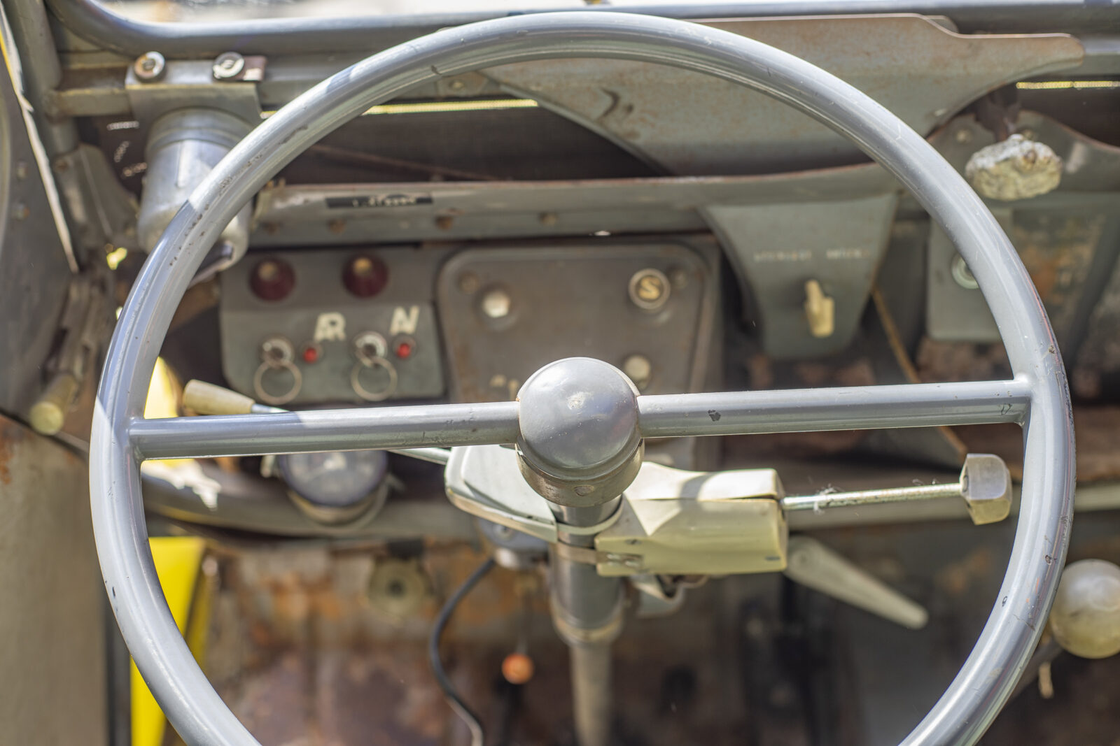 Citroën 2cv 4x4 Sahara steering wheel and dashboard