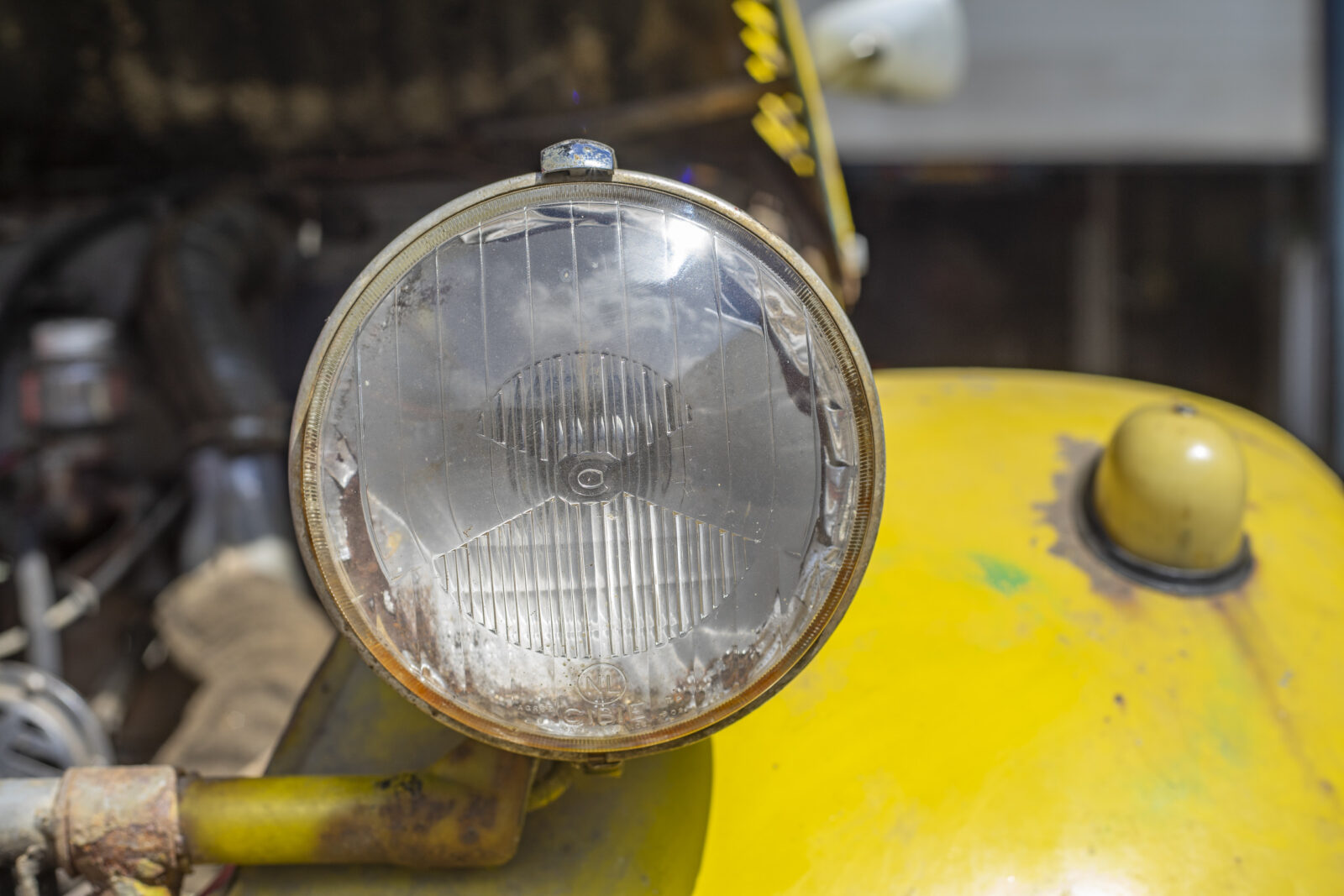 Citroën 2cv 4x4 Sahara in the color jaune service - detail of the headlight